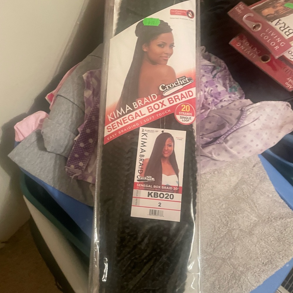 Harlem 125 Senegal box braids 20 inches one #2 and 7 #1 that’s 8packs crotchet